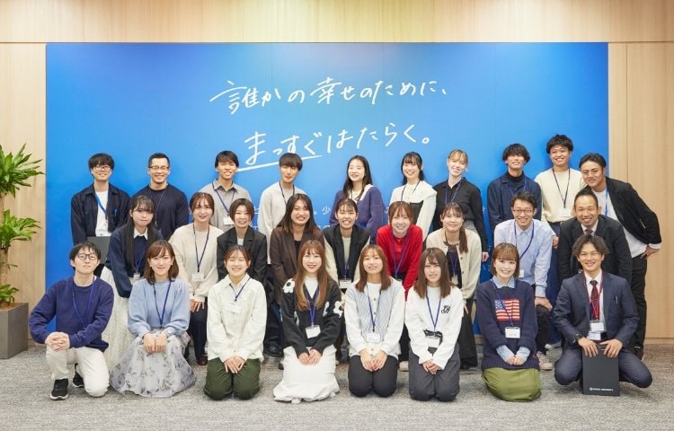 学生の皆さんとの集合写真