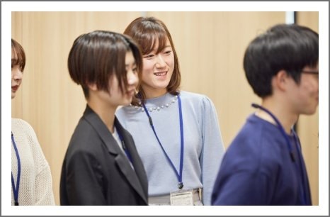 笑顔の学生
