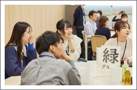 懇談を楽しむ学生