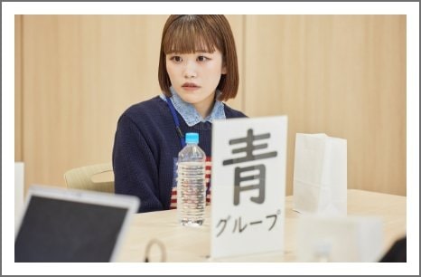 真剣なまなざしの学生