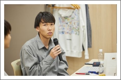 発表する学生