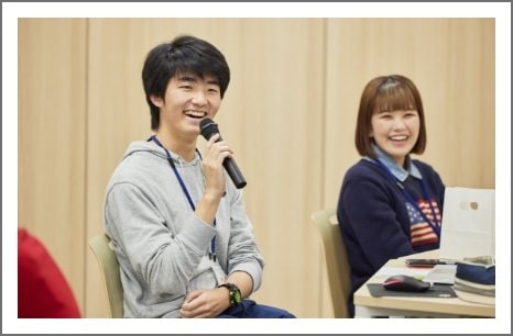 笑顔で話す学生