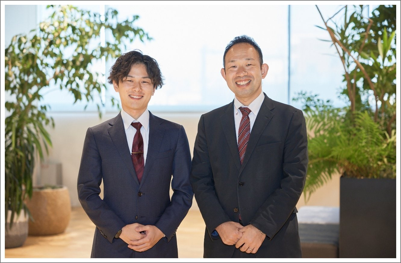 関西大学キャリアセンターの中本様と山口様が笑顔で並ぶ様子
