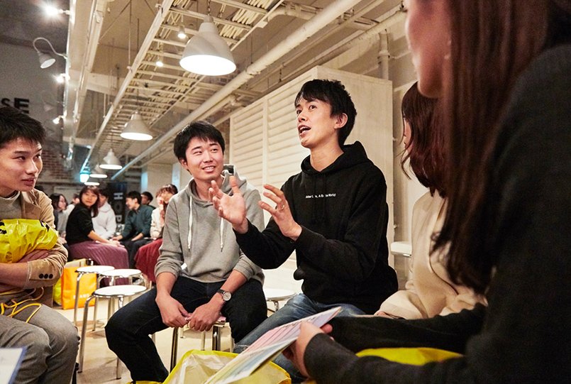 学生と会話中の杉山さん