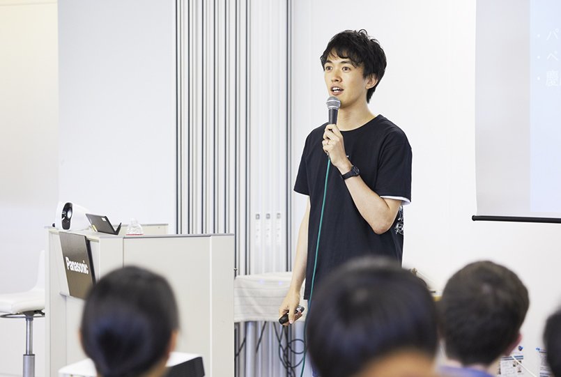 モデレーター杉山さんのトーク中の様子
