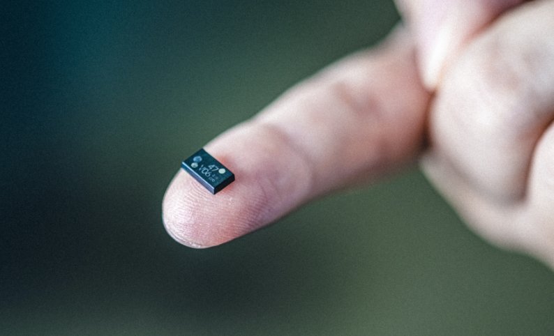 指の腹にコンデンサをのせる様子