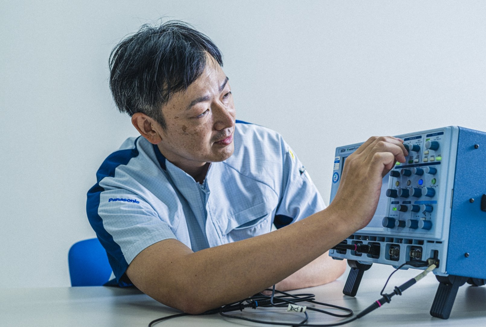 作業をする村田さん