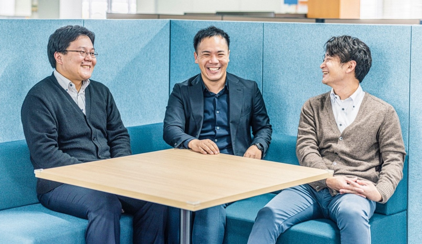 3人で会話する様子
