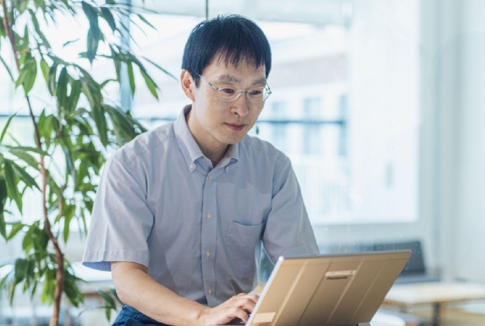 PCで作業する四橋さん