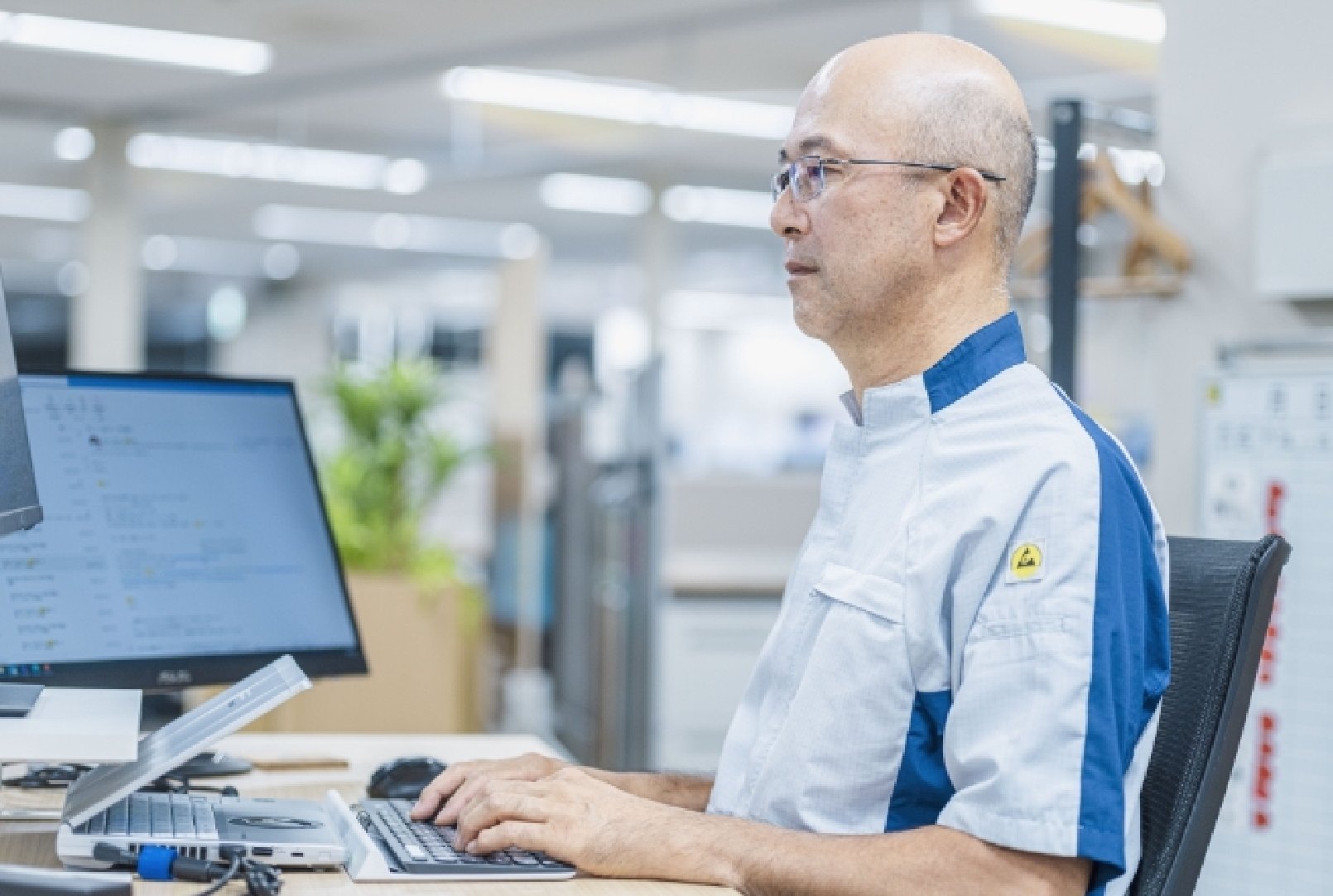 PCを操作する片岡 秀直さん