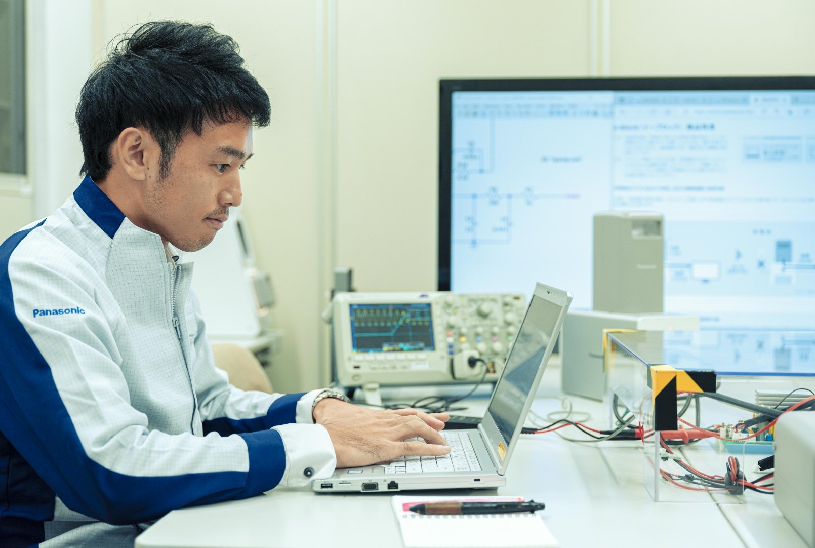 PCに向かう豊永さん