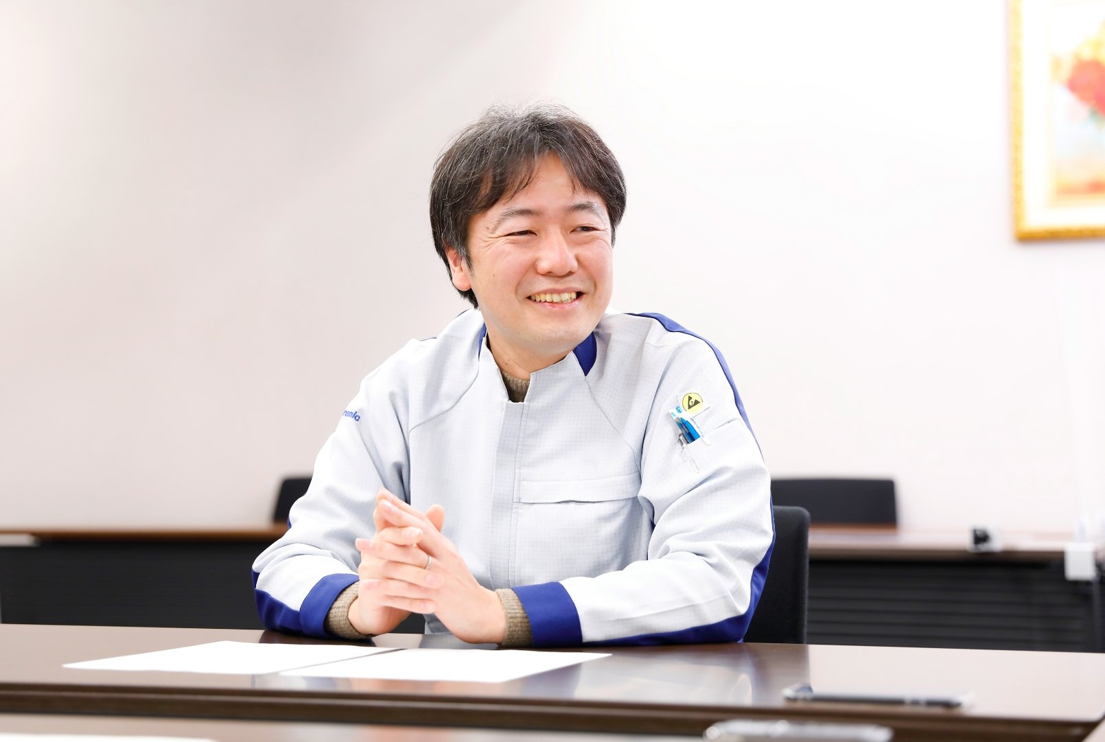 笑顔で話す堀さん