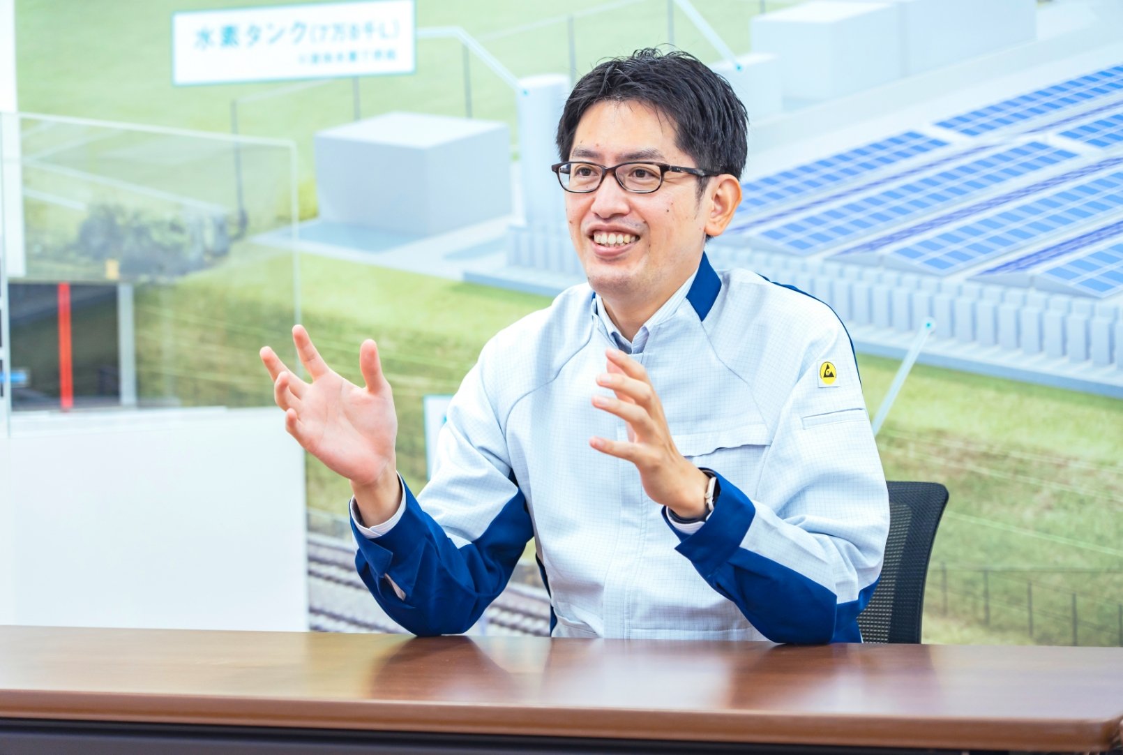 笑顔で話す石野さん