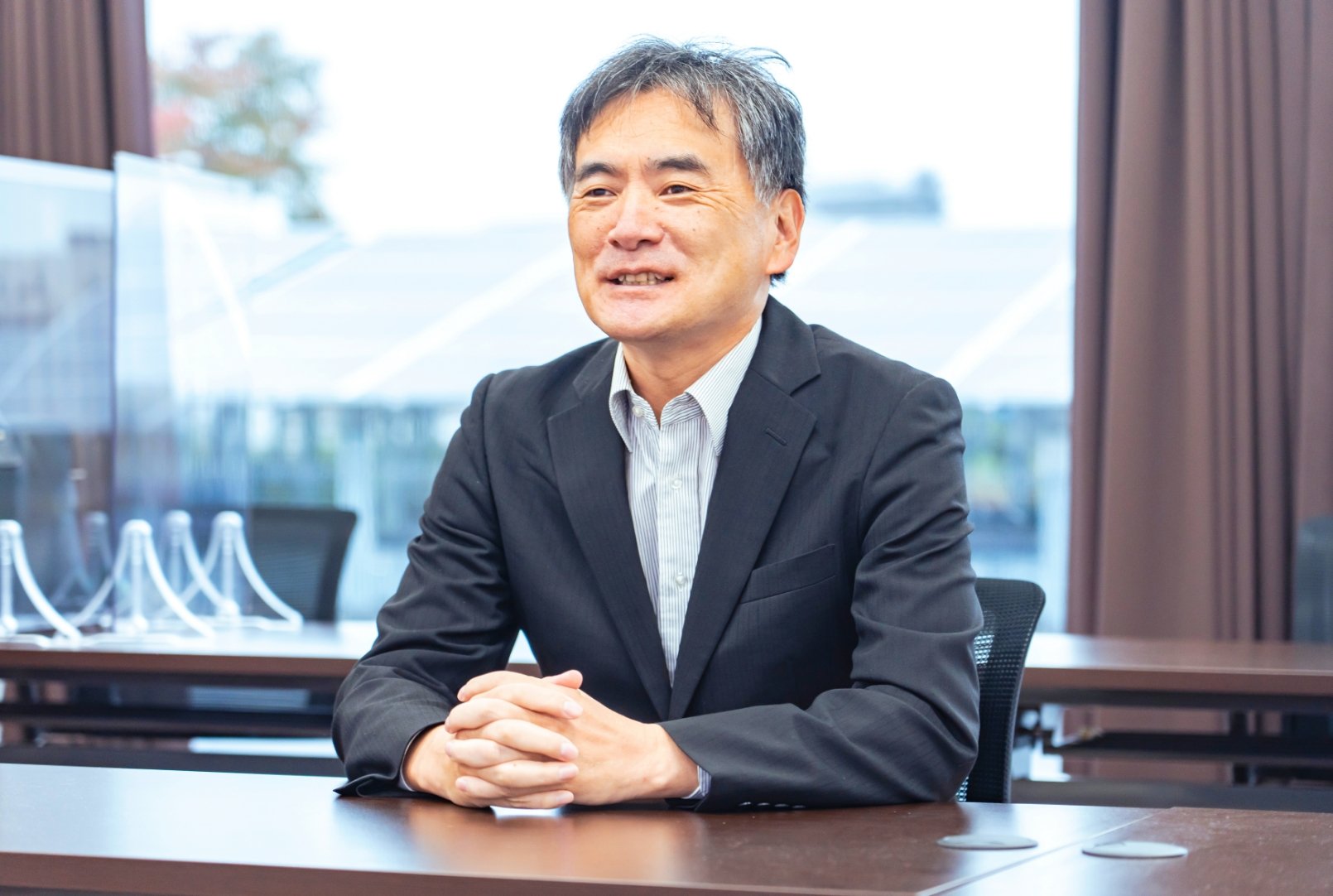 笑顔で話す河村さん
