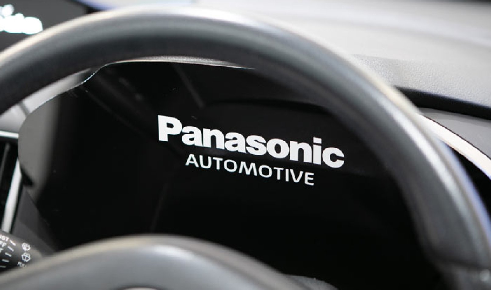 ドライバーディスプレイにPanasonic AUTOMOTIVEと表示されている画像