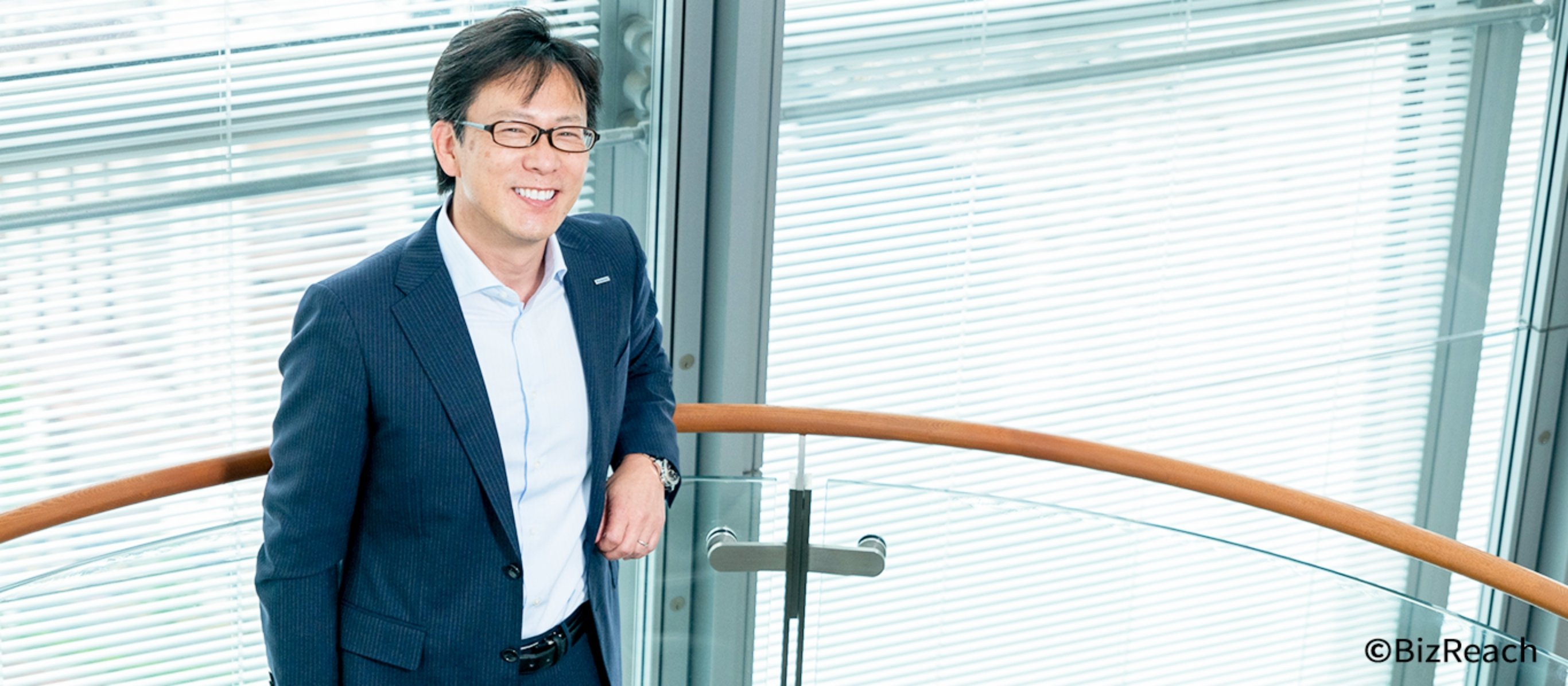 笑顔で立つ林さん