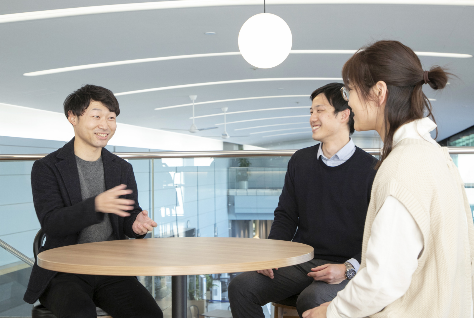 笑顔で話す、團さん、落合さん、緒方さん