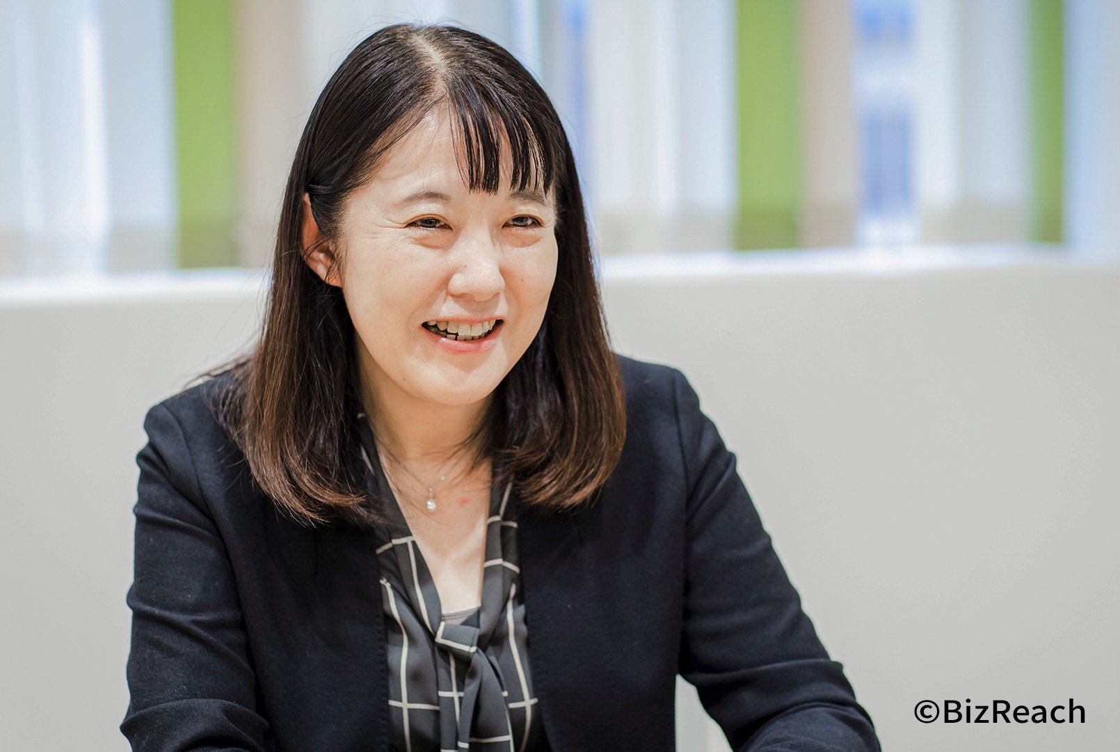 笑顔で話す栃谷さん