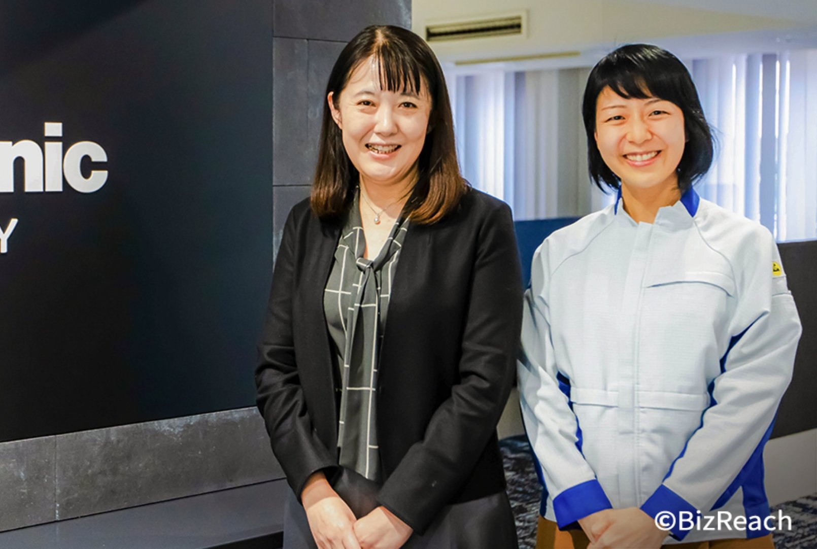 笑顔で立つ栃谷さんと木村さん