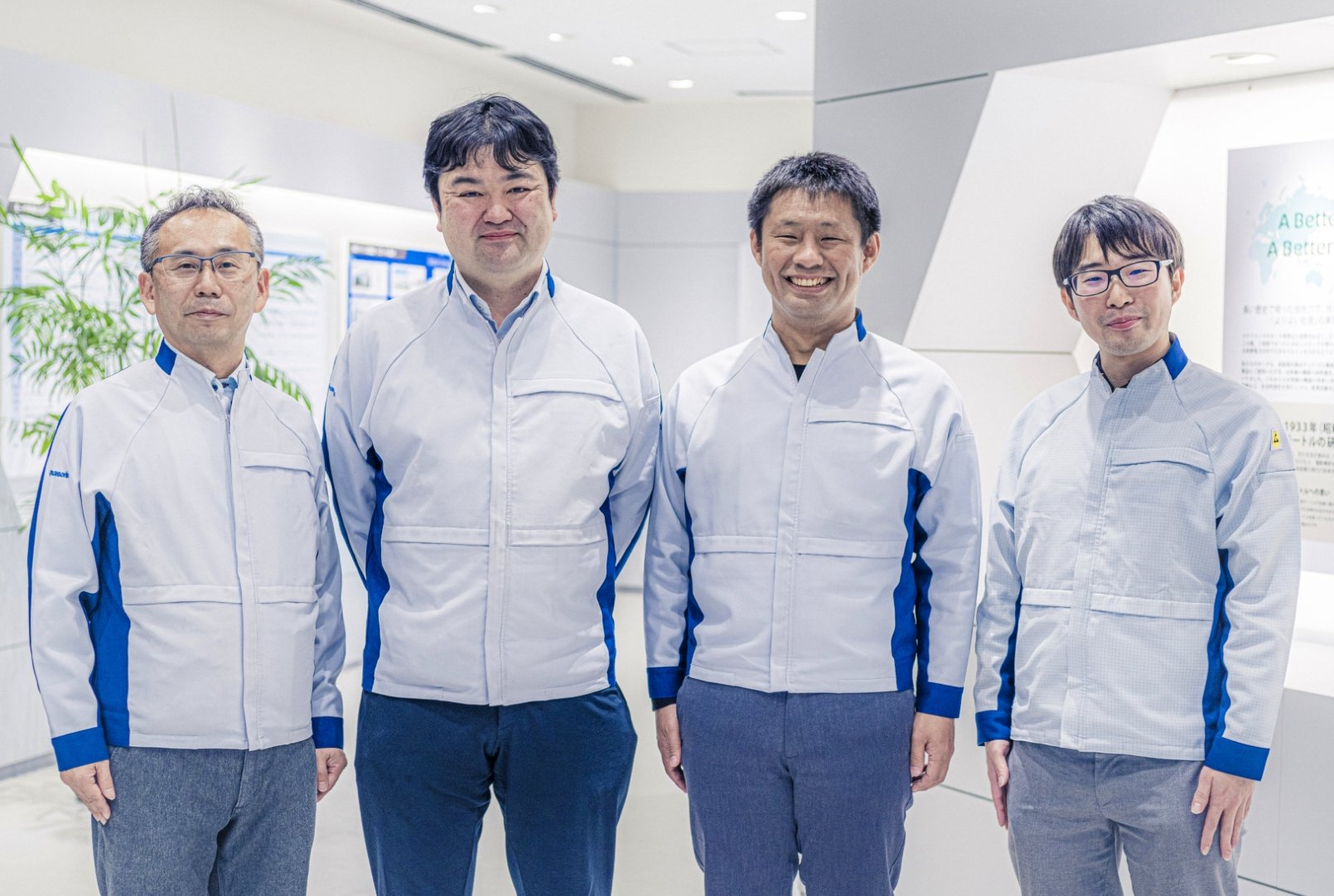 笑顔の田中さん、高橋さん、原口さん、藤井さん