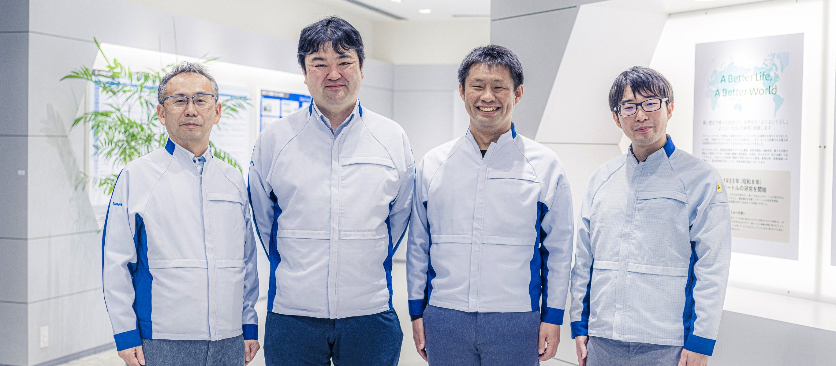 笑顔の田中さん、高橋さん、原口さん、藤井さん