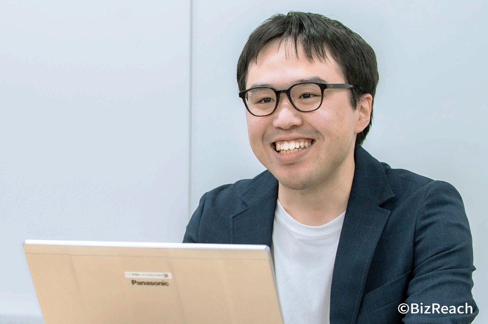 笑顔で話す谷澤さん