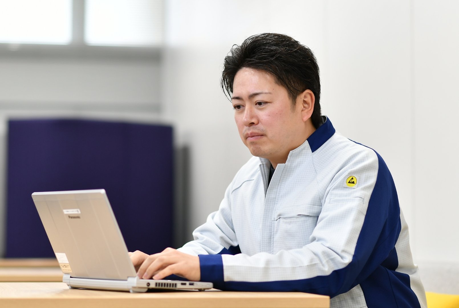 パソコンで作業をする塩田さん