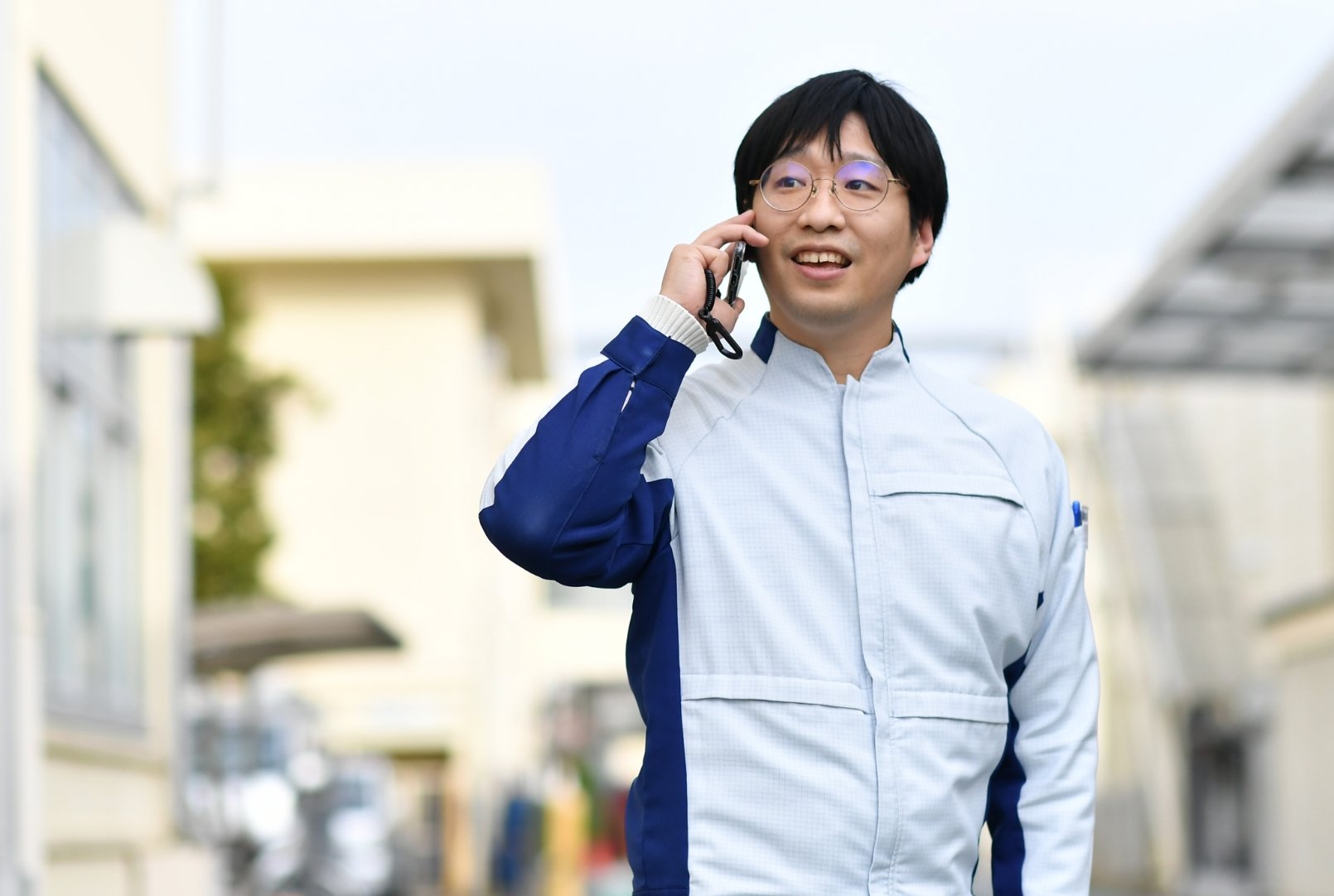 電話で話す川崎さん