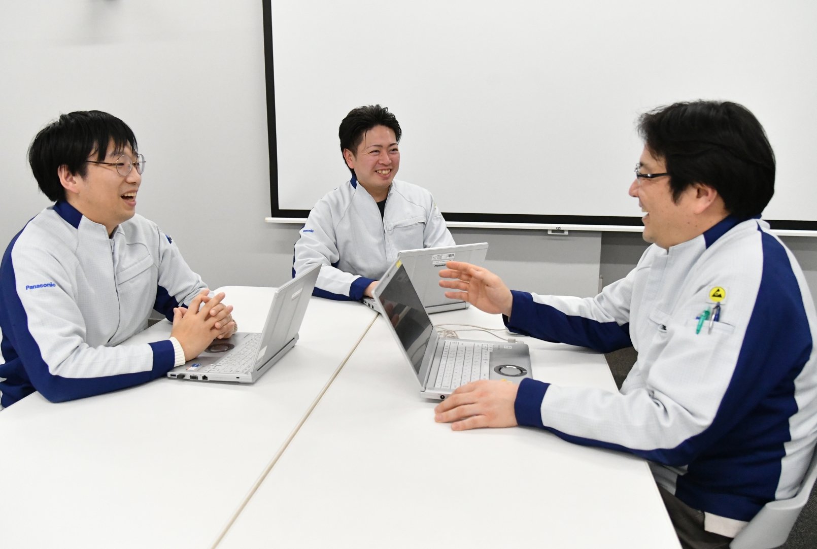 笑顔で話す森さん、塩田さん、川崎さん