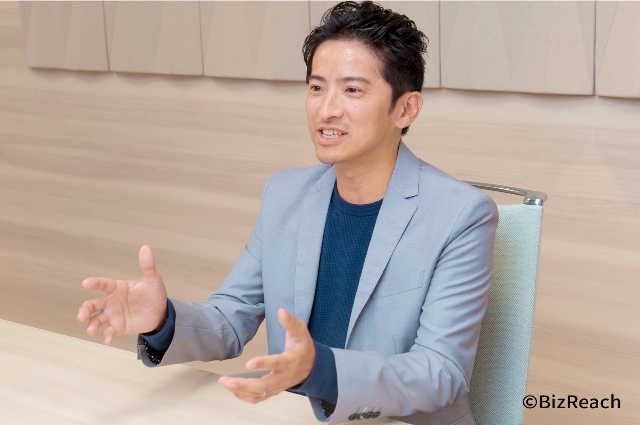 両手を前に出して話す鏡原さん