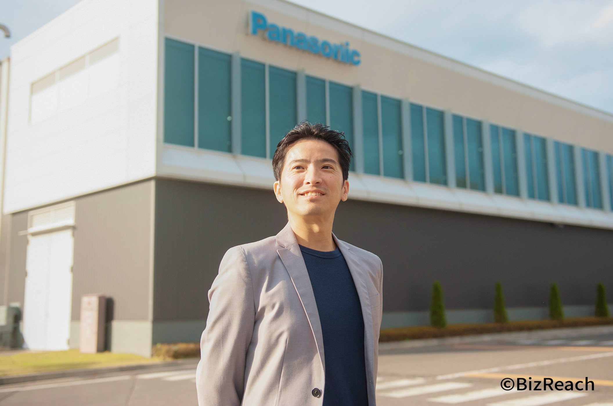 Panasonicのビルの前に立つ鏡原さん