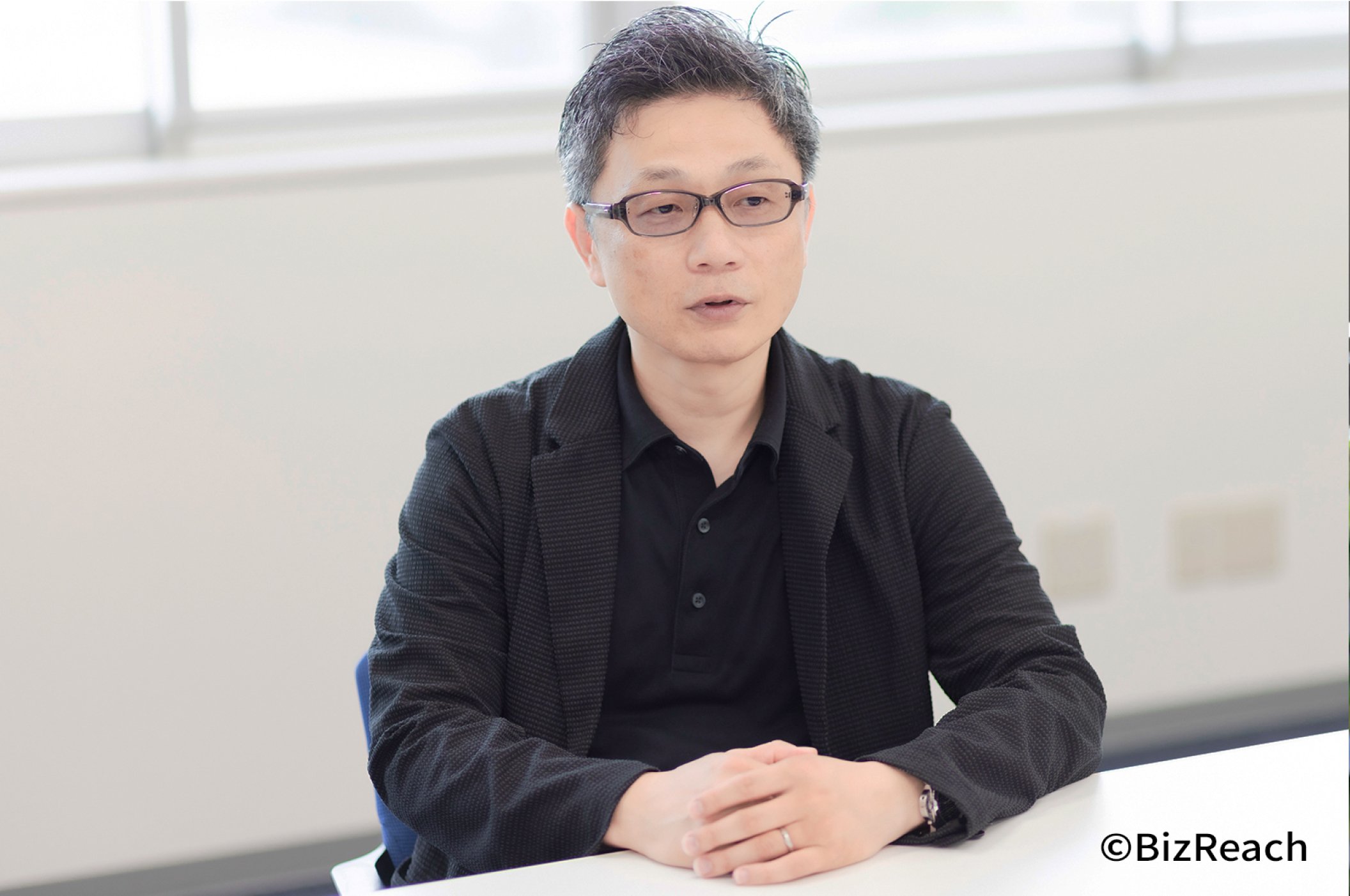 正面を向いて話す川治さん