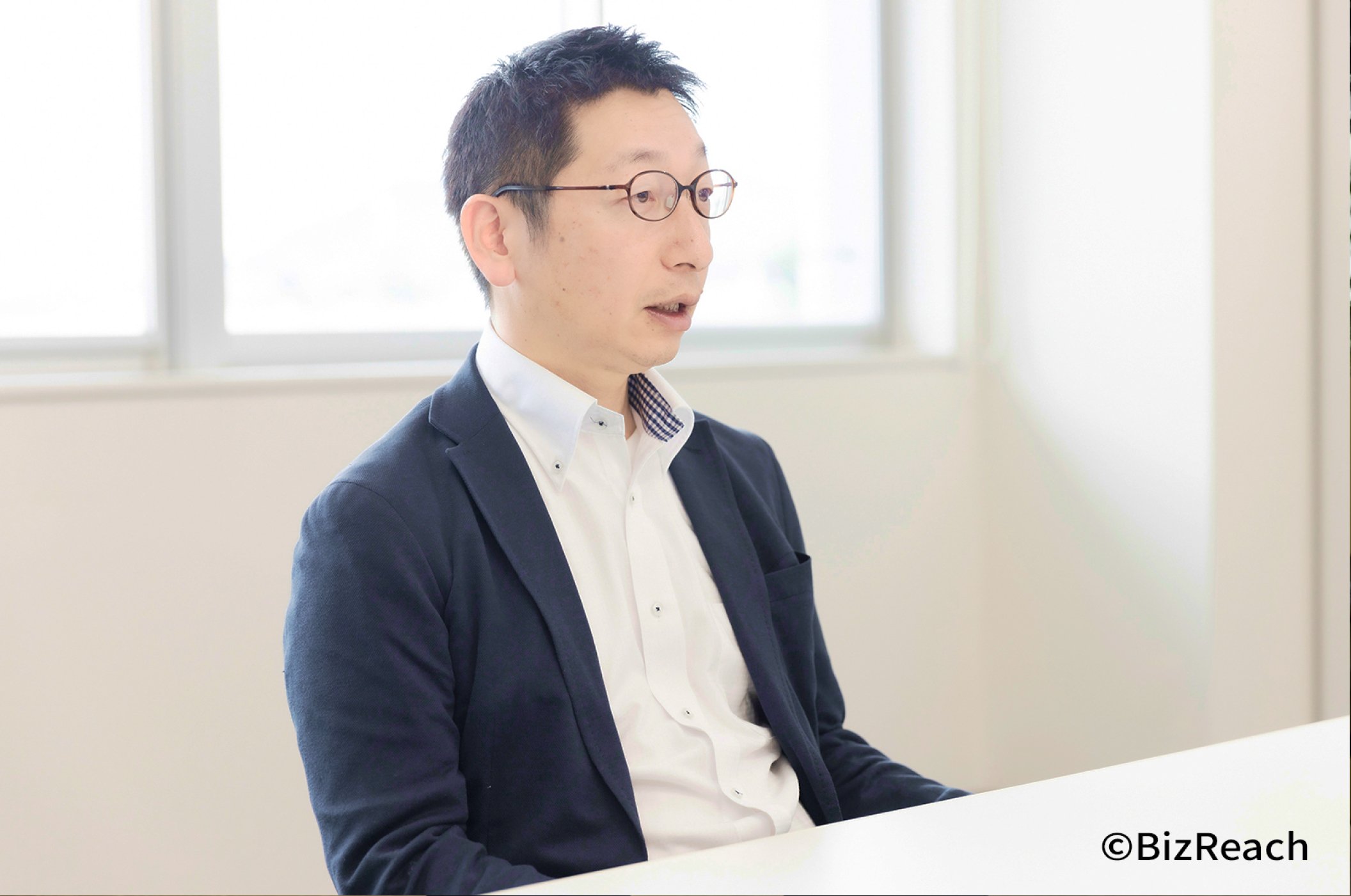 座って話す鉄石さんの横顔