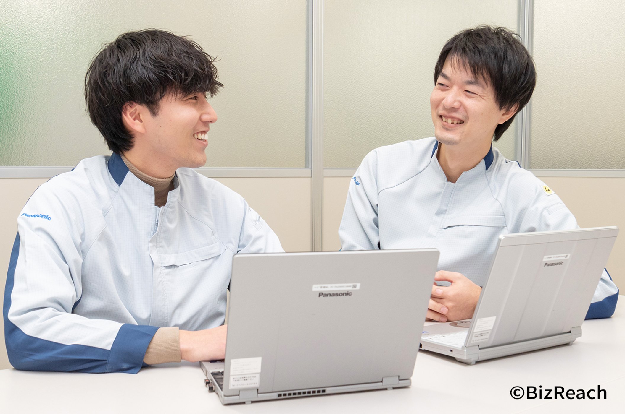打ち合わせ中の栗原さんと山中さん