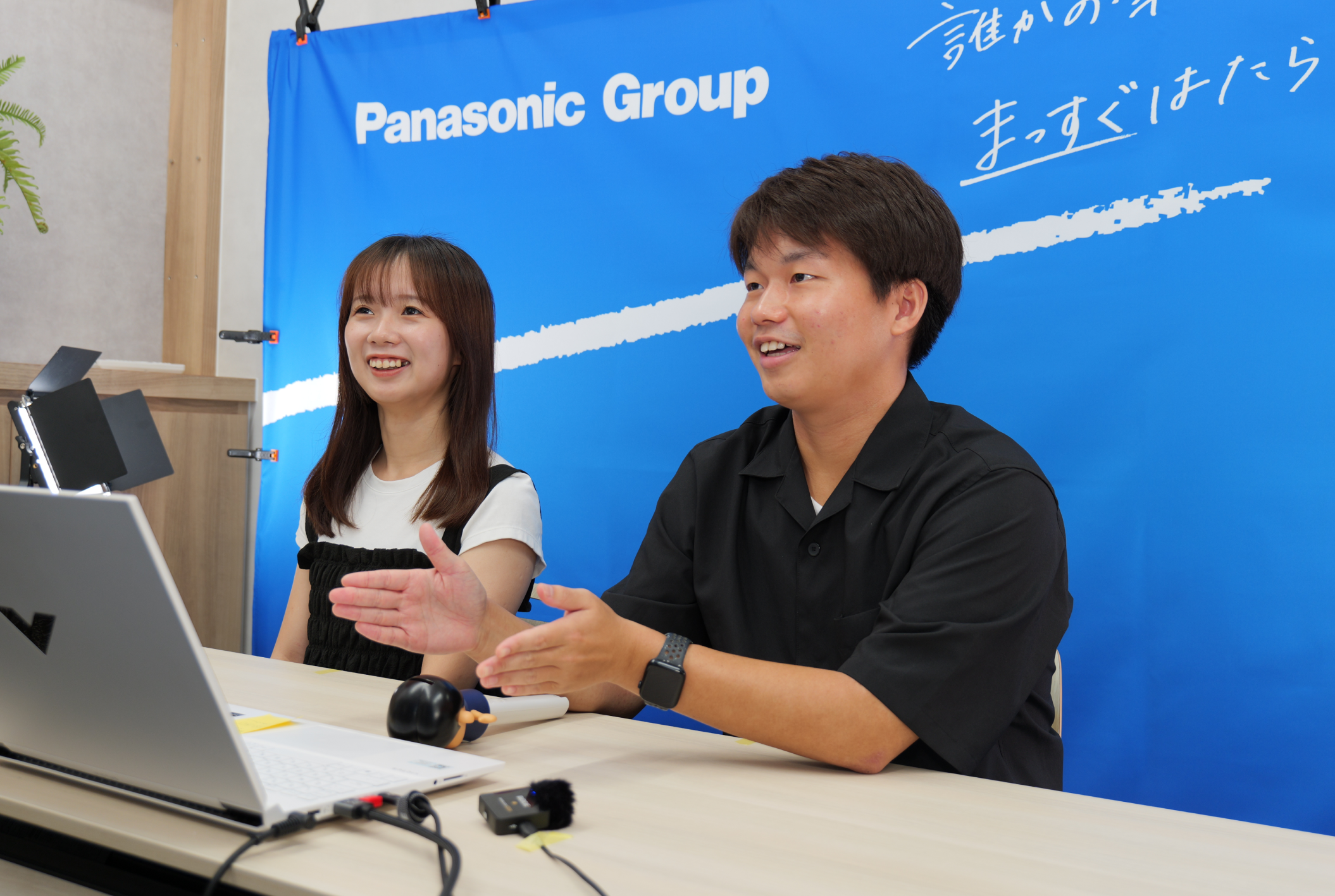ノートパソコンを前にして配信中の様子