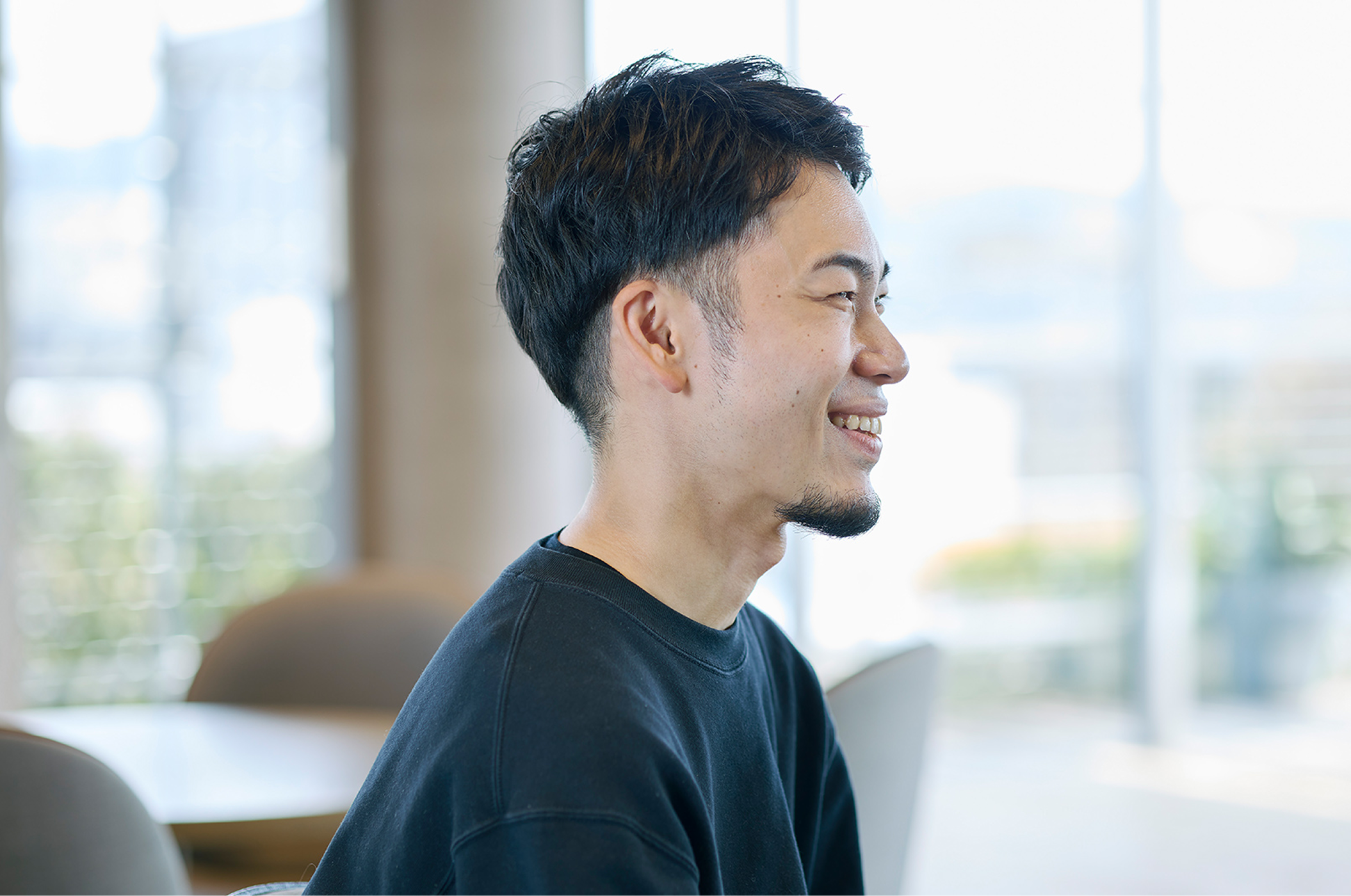 笑顔の相田さんの横顔