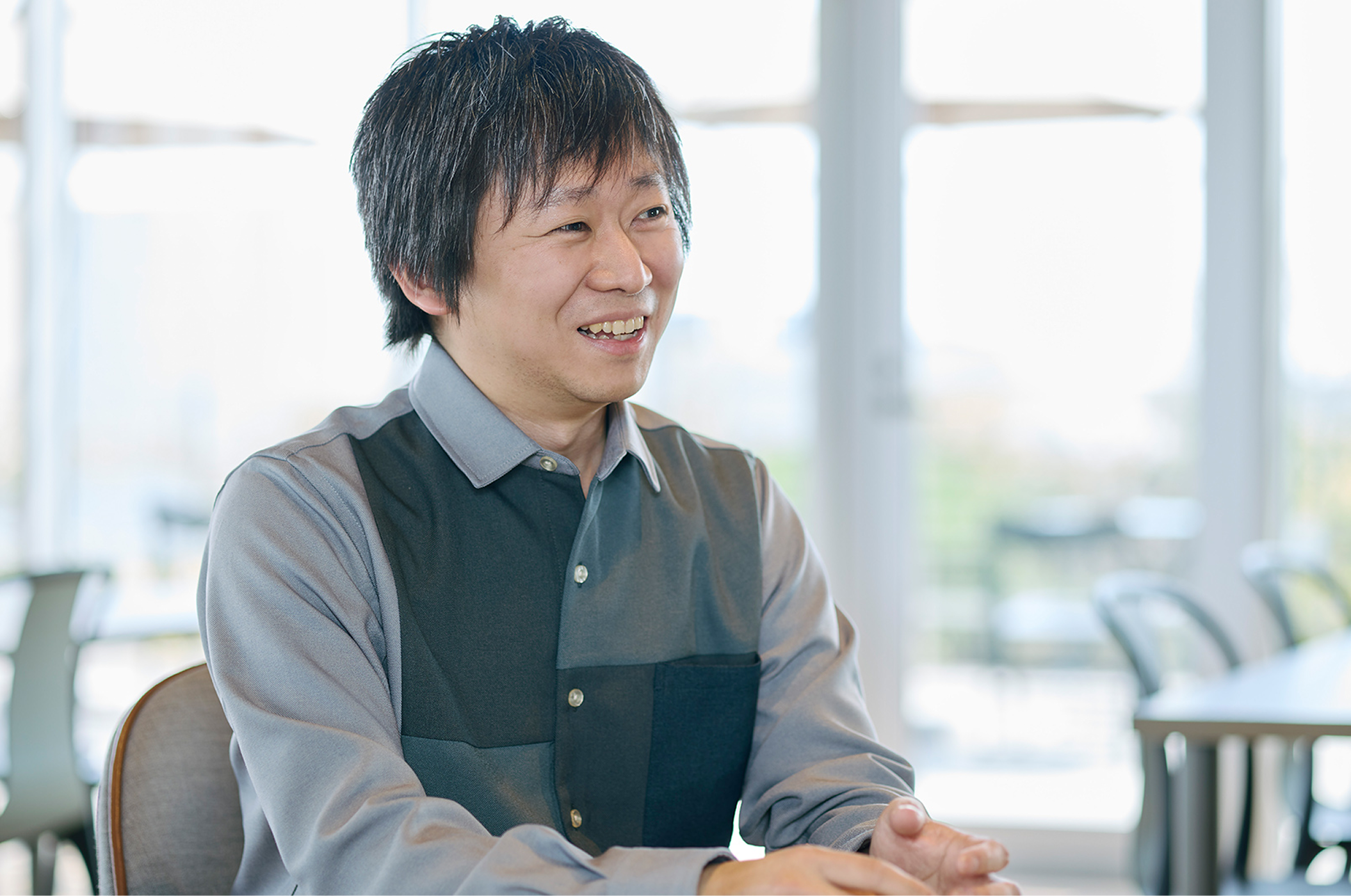 屋内で並んで立つ相田さん、榛葉さん、東江さん