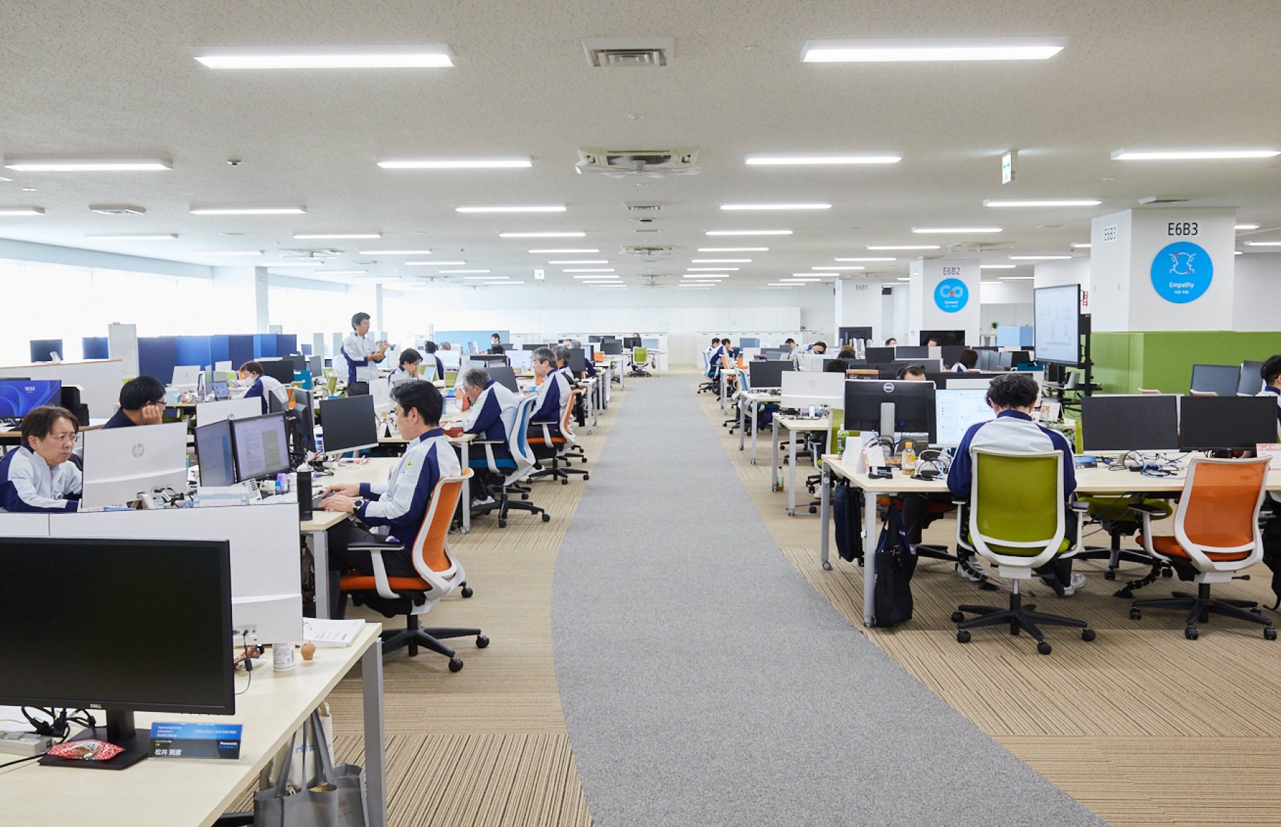 美野島拠点の広々としたオフィスの様子