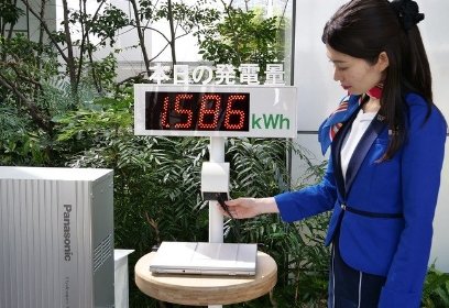 発電量を計測する女性