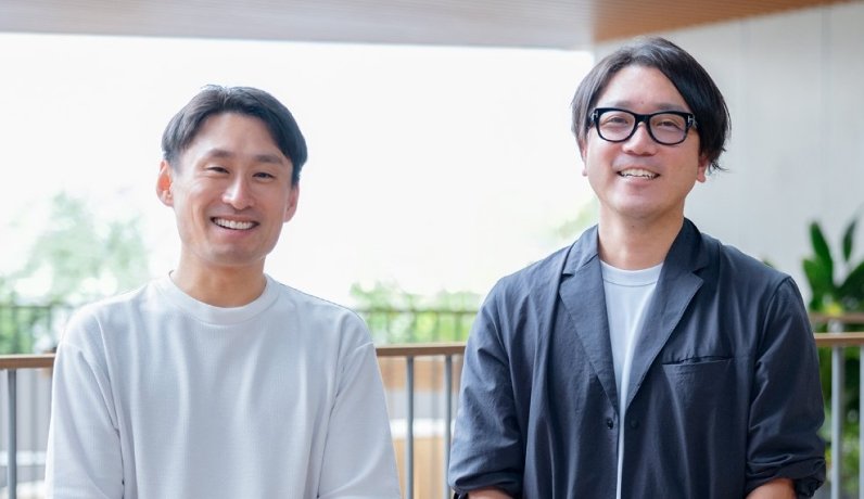 笑顔で並ぶロジスティクス部門の社員二人