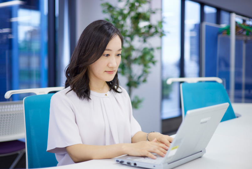 PCに向かい仕事をする山澤さん