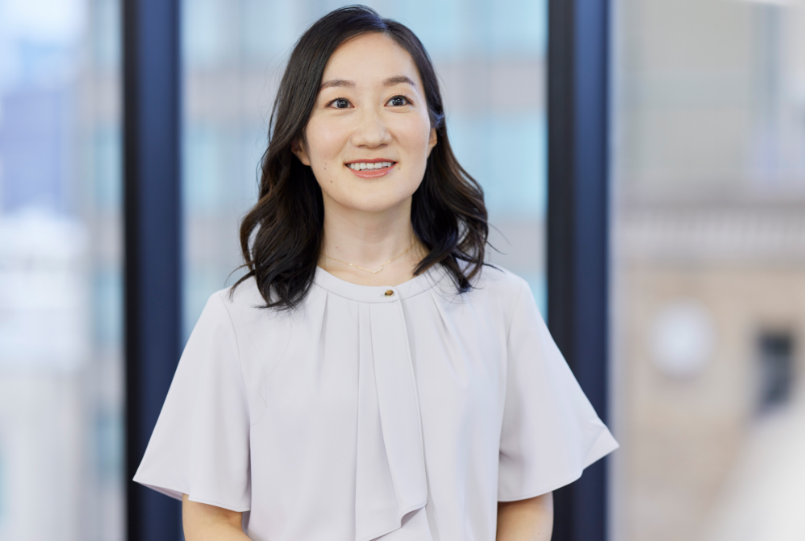 笑顔で話す山澤さん
