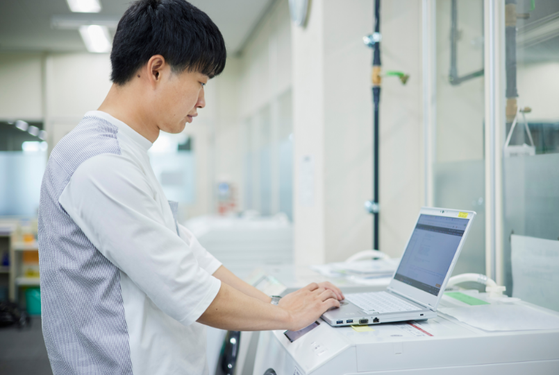 社内でノートPCに向かう大橋さん
