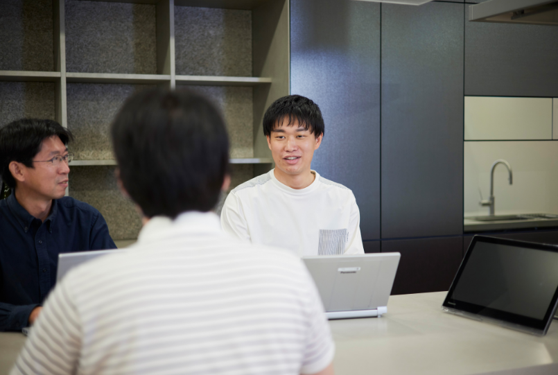 打ち合わせで話す大橋さん
