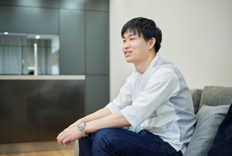 ソファにかけて話す大橋さん