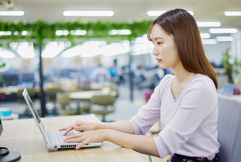 社内でノートPCに向かう宮田さん