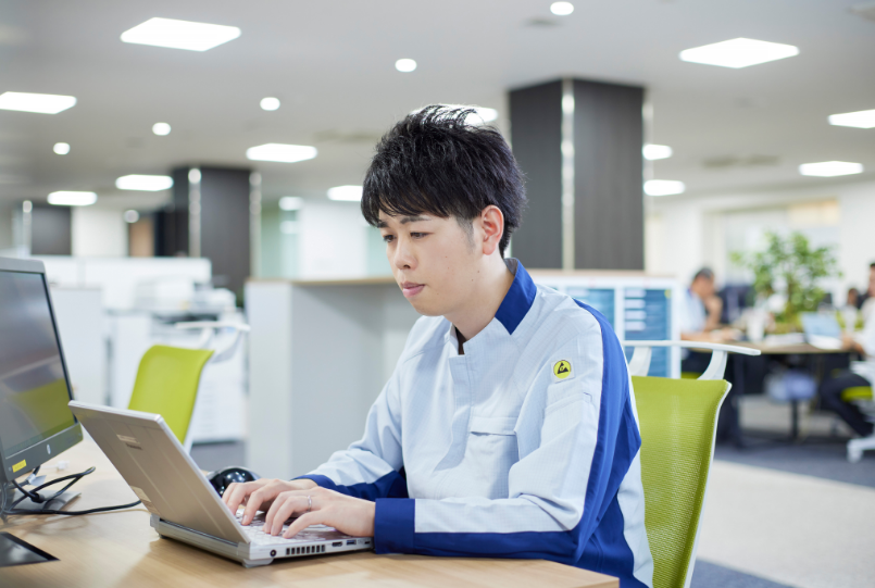 PCにむかう佐和さん