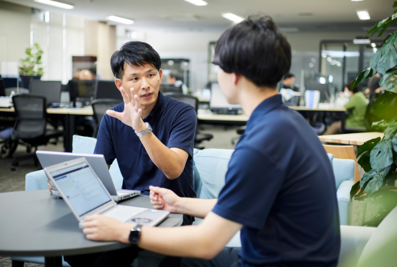 会話する森脇さん