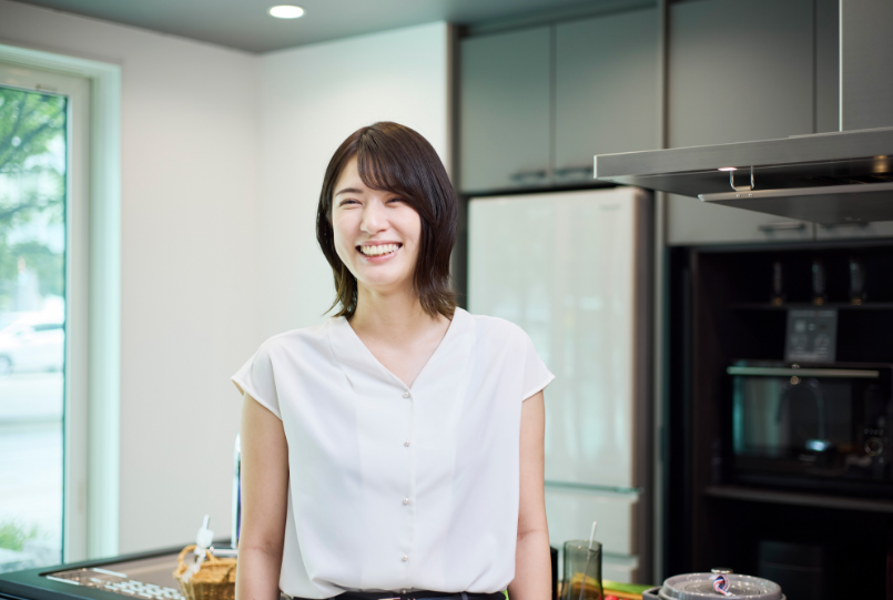 笑顔で話す五島さん