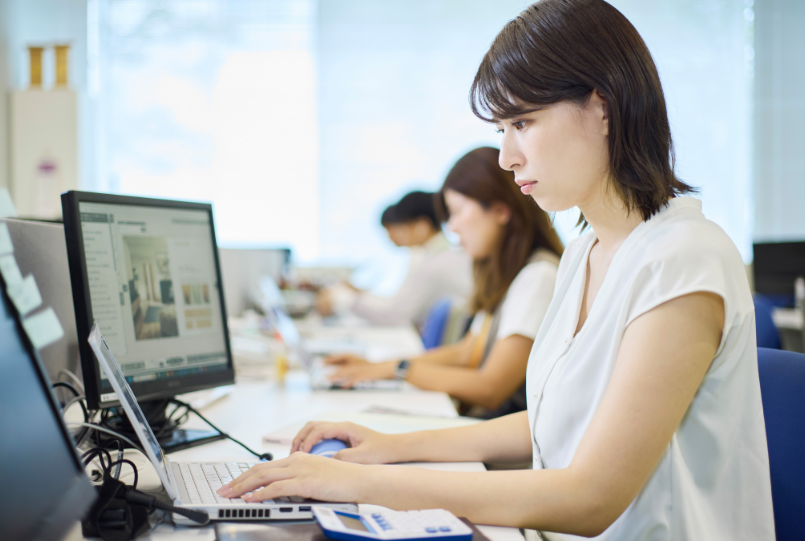 オフィスで仕事をする五島さん